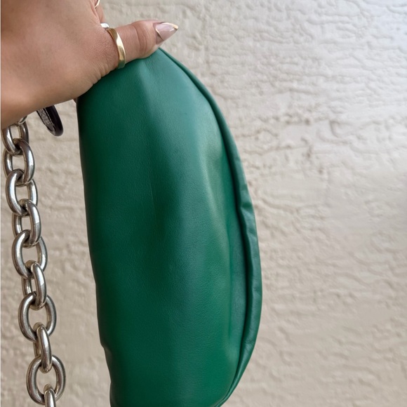 BOTTEGA VENETA
Green Leather Pouch Chain Belt Bag - Picture 5 of 11